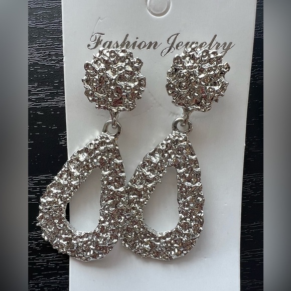 2 PAIRS 🎁 Elegant Silver Crystal Earrings - Picture 3 of 6